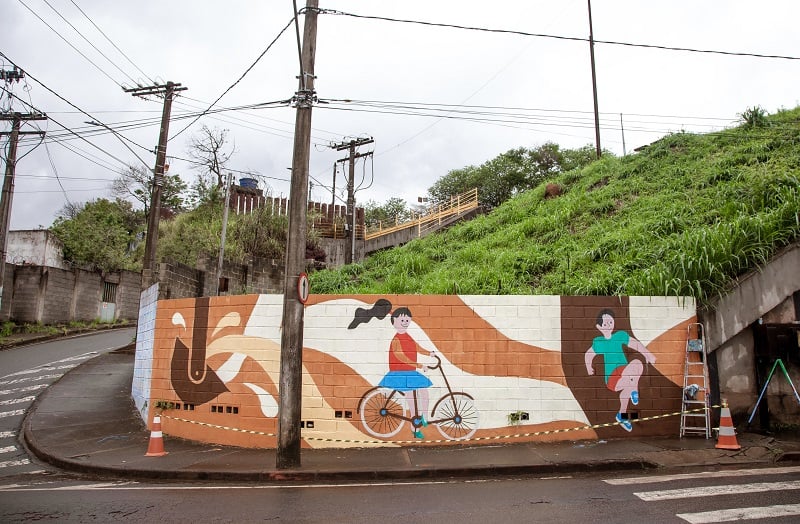 Projeto Arte no Muro, da Vale, colore a Avenida Ipiranga, em Itabira