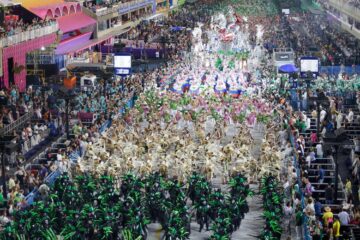 RJ: ingressos para desfile das escolas de samba começam a ser vendidos
