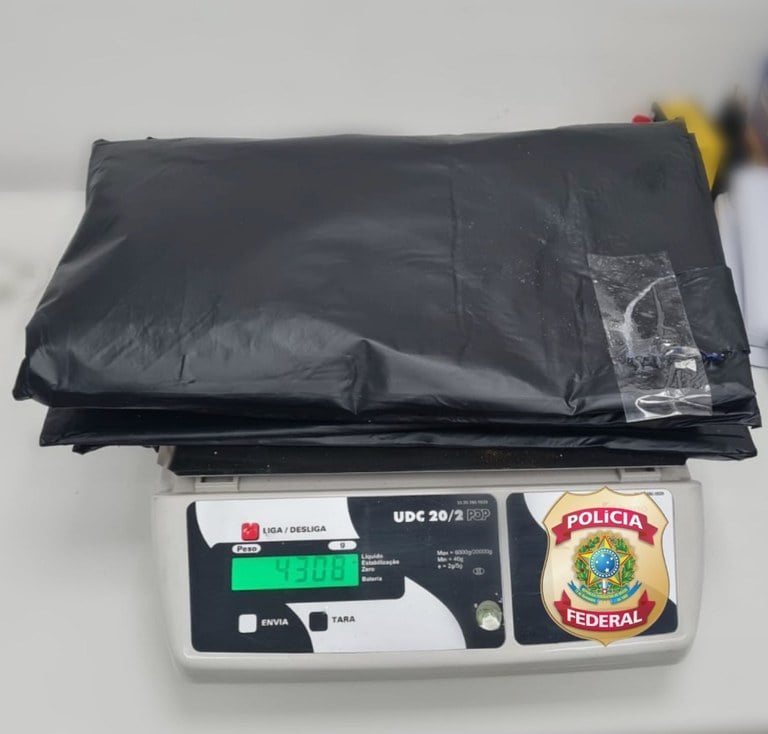 Casal tenta embarcar com 4,3 kg de cocaína no Aeroporto de Confins, em BH