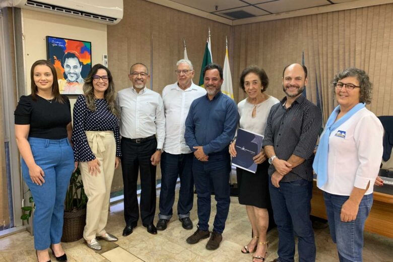 Prefeitura oficializa doação de terreno para radioterapia do HNSD