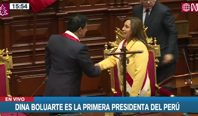 Dina Boluarte assume a Presidência do Peru após impeachment e prisão de Pedro Castillo