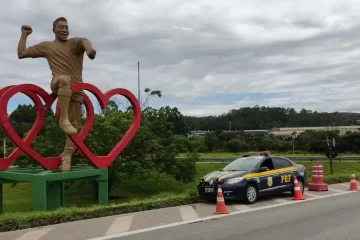 PRF isola monumento de Pelé em Três Corações para evitar acidentes