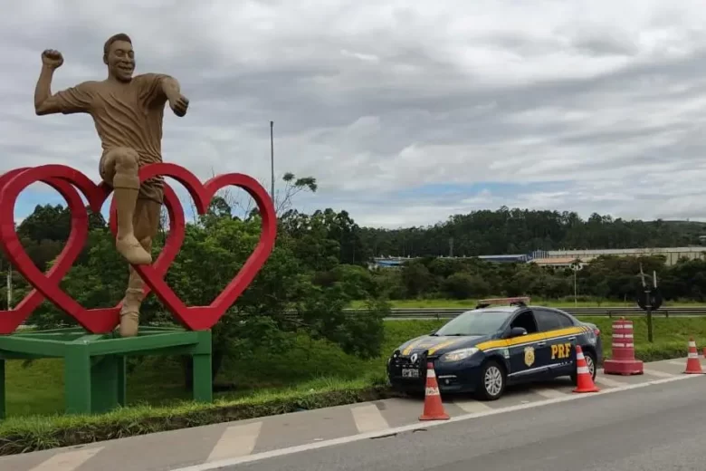PRF isola monumento de Pelé em Três Corações para evitar acidentes