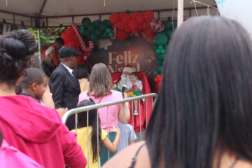 Papai Noel anima o domingo da criançada e dá início à campanha de Natal da CDL Itabira