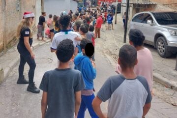 Policiais civis promovem ação de Natal em Belo Horizonte