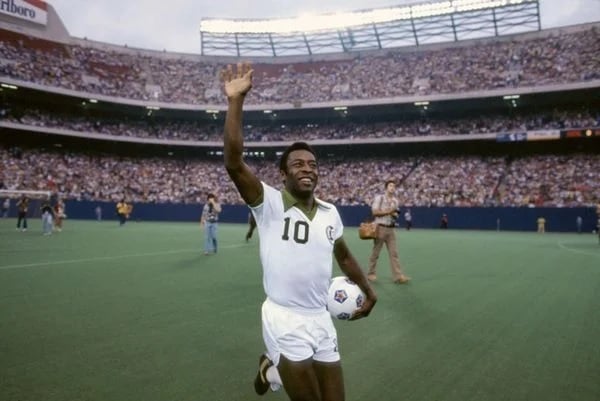 Homenagens em trono, nomes de ruas e estádios confirmam a eternidade do Rei Pelé