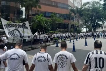 Torcedores do Santos se reúnem em frente a hospital e fazem vigília por Pelé