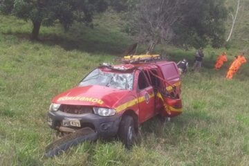 Bombeiros ficam feridos em acidente na LMG-736