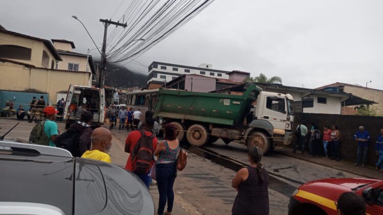 Acidente entre ônibus e caminhão deixa vários feridos em Mariana