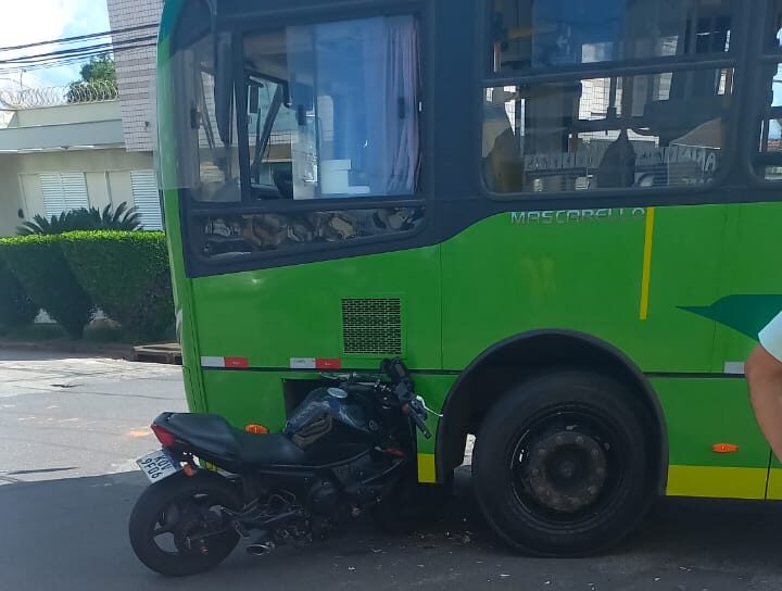 Itabira: acidente com ônibus deixa motociclista ferido no bairro Pará