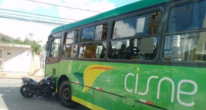 Itabira: acidente com ônibus deixa motociclista ferido no bairro Pará