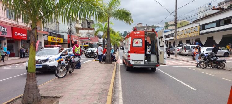 Acidente deixa duas pessoas feridas na Avenida João Pinheiro
