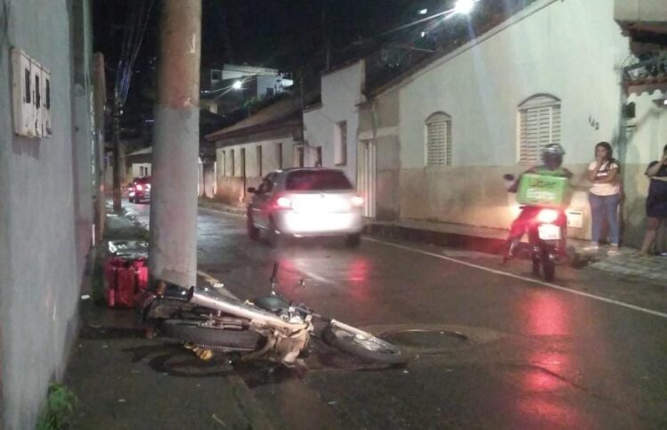 Motoqueiro bate contra poste na Rua Nova Era