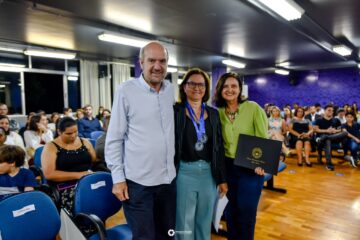 Em fórum, professora do UniFuncesi é homenageada pela Câmara e por Conselho Regional