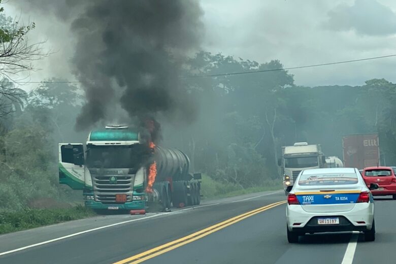 Carreta com soda cáustica pega fogo e bombeiros evitam vazamento da carga