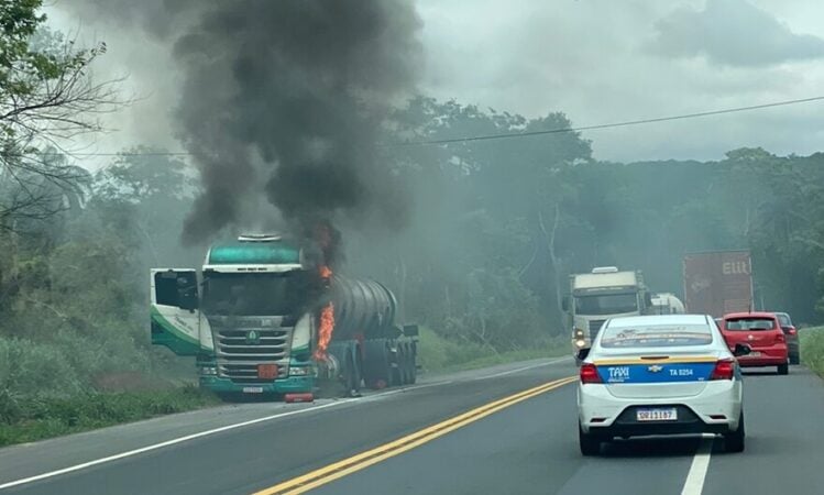 Carreta com soda cáustica pega fogo e bombeiros evitam vazamento da carga