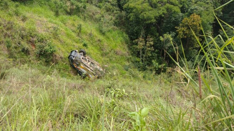 Viatura e motocicleta caem em ribanceira durante perseguição