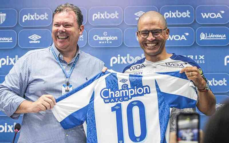 Ídolo do Cruzeiro, Alex é apresentado como novo técnico do Avaí: ‘Motivado’