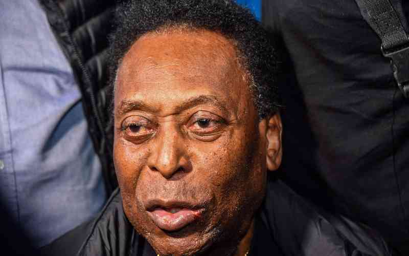 Cercado por familiares, Pelé completa um mês de internação em São Paulo