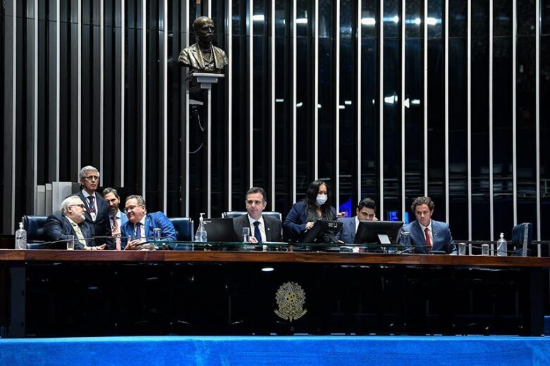 Congresso promulga PEC da Transição