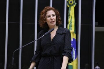 Gilmar suspende porte de arma e manda Zambelli entregar pistola à PF