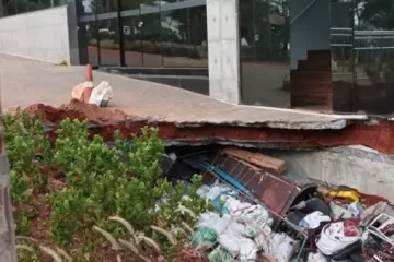 Após forte chuva, calçada cede na Raja Gabaglia, em BH