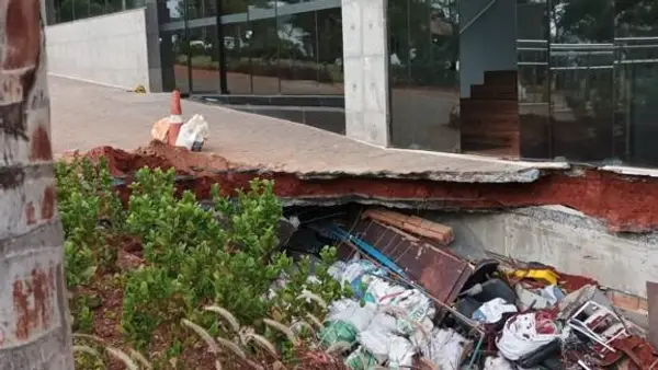 Após forte chuva, calçada cede na Raja Gabaglia, em BH