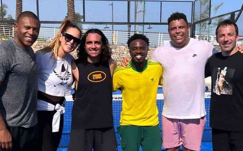 Cruzeiro: Ronaldo e Sorín jogam fute-tênis em quadra no Catar