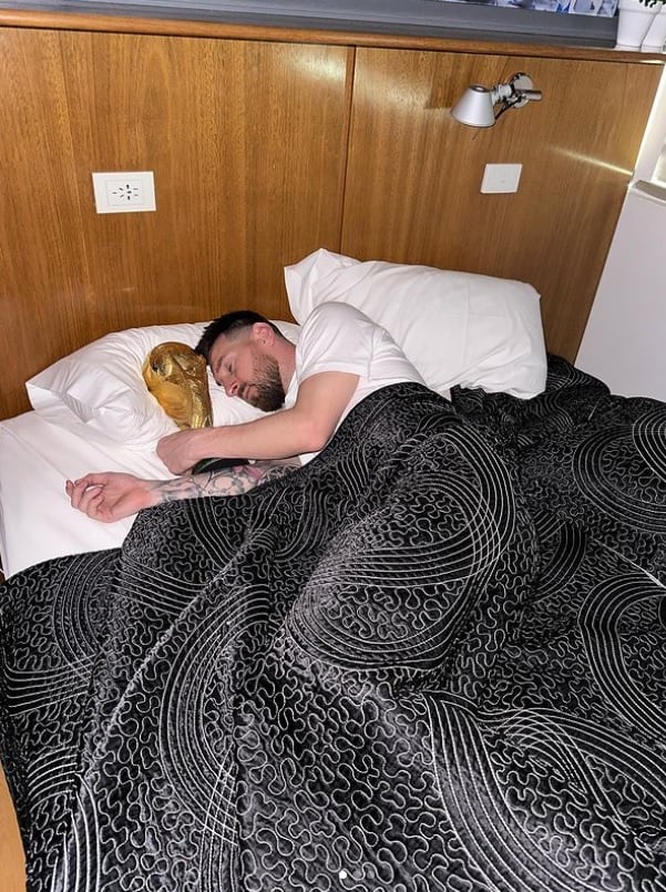 Perdeu, Antonela! Messi publica foto dormindo com a taça da Copa do Mundo