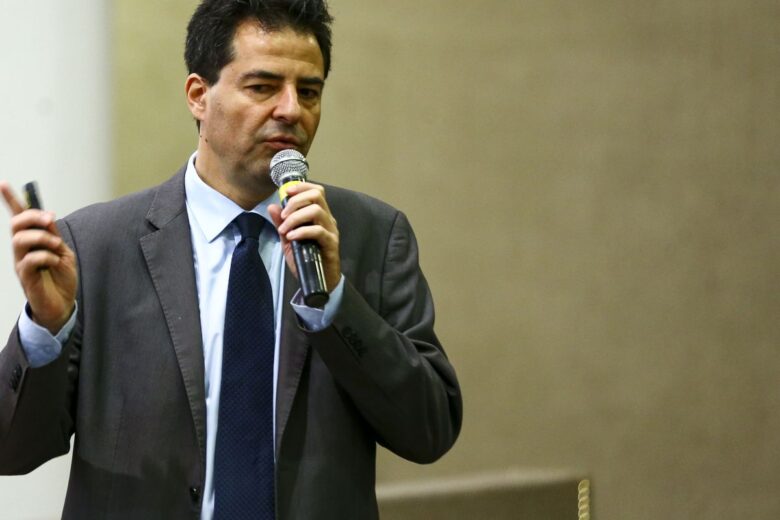 Ministro defende aperfeiçoamento de marcos legais do setor energético