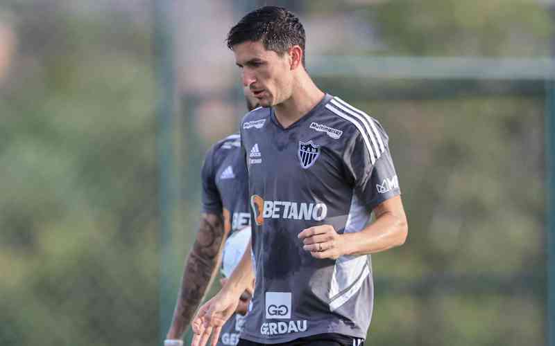 Nacho treina no Atlético, mas está próximo de acerto com o River Plate
