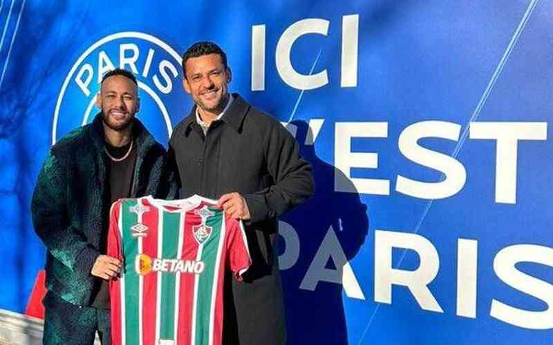 Neymar é presenteado por Fred durante viagem do ex-jogador a Paris