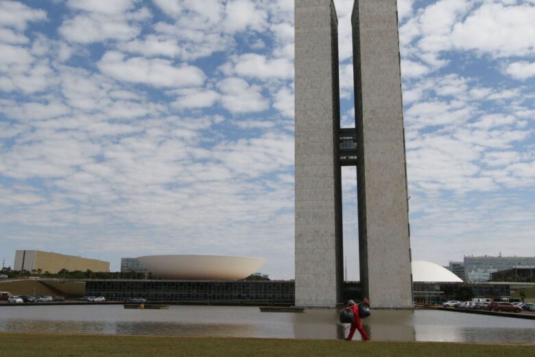 Congresso derruba veto à lei que proíbe arquitetura hostil