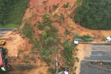 Bombeiros encerram buscas por vítimas de deslizamento no Paraná