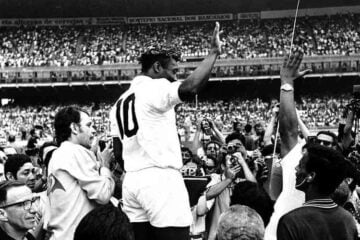 Em festa do milésimo gol, Pelé foi coroado e expulso contra o Atlético