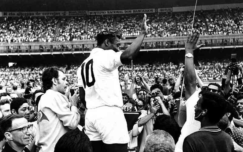 Em festa do milésimo gol, Pelé foi coroado e expulso contra o Atlético