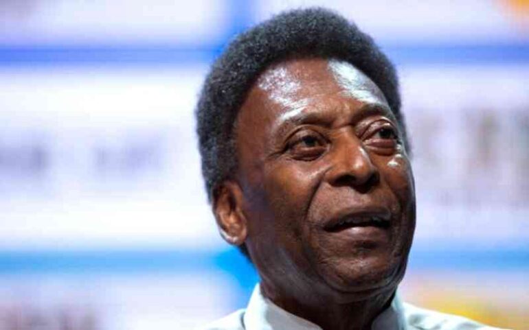 Pelé segue internado e tem broncopneumonia, diz TV