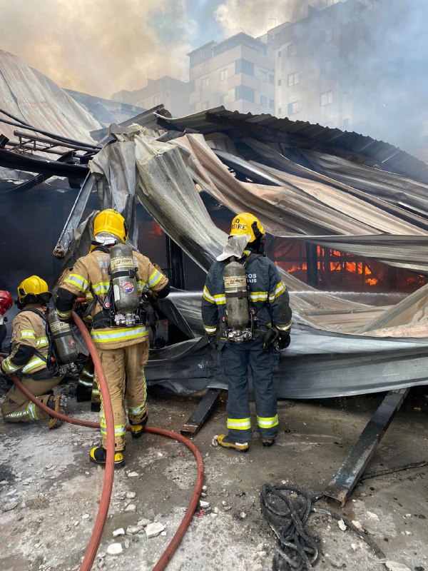 Loja pega fogo no bairro Castelo, em BH, e estabelecimento fica destruído