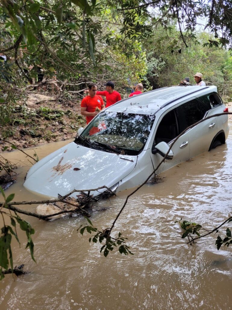 Em MG: mãe e filha morrem após carro em que família estava ser levado pela água do córrego