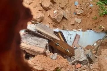 Muro desaba no cemitério, campas abrem e corpos ficam expostos em Teófilo Otoni