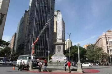Pirulito da Praça Sete é coberto com ‘camisinha’ no Dia Mundial de Luta contra a Aids