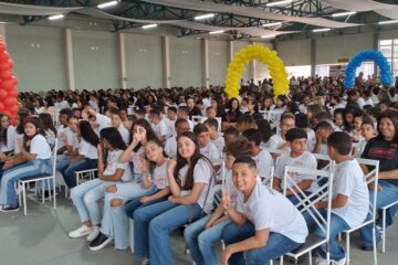 Alunos da rede municipal participam de formatura do Proerd em Monlevade