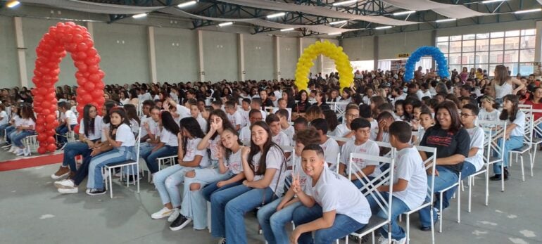 Alunos da rede municipal participam de formatura do Proerd em Monlevade