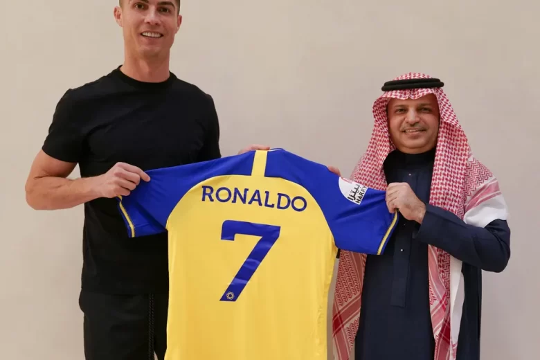 Al Nassr anuncia contratação de Cristiano Ronaldo; craque posa com camisa do time