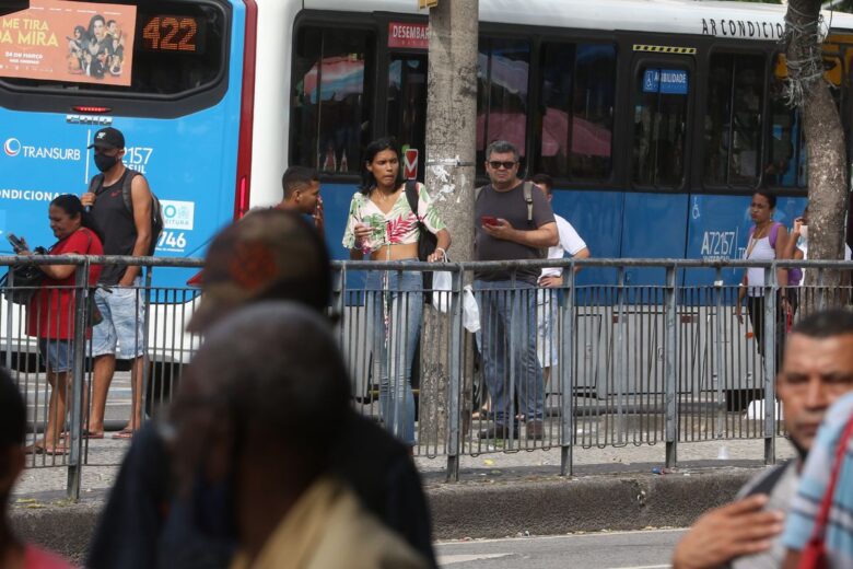 Setor de serviços cai 0,6% de setembro para outubro
