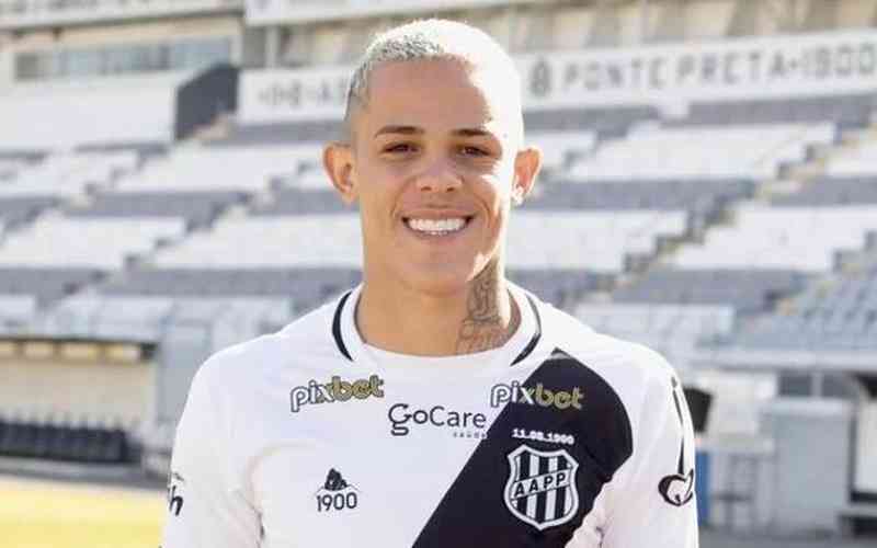 Livre no mercado, volante Wallisson assina com o Cruzeiro até 2025