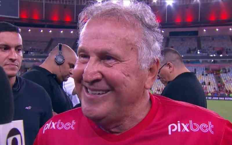 Após jogo festivo, Zico manda mensagem de força a Pelé e Roberto Dinamite