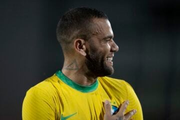 Daniel Alves distribui autógrafos para detentos em presídio em Barcelona, diz TV