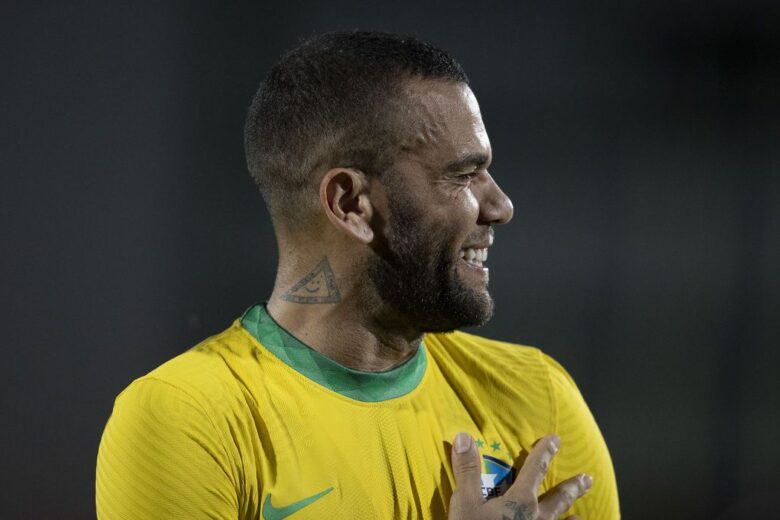 Daniel Alves distribui autógrafos para detentos em presídio em Barcelona, diz TV