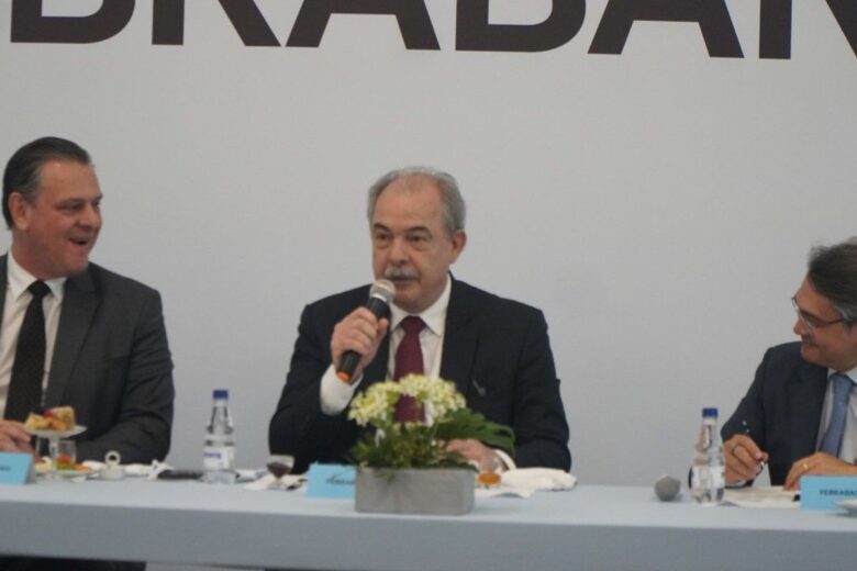 Após encontro com Febraban, Mercadante defende redução na TLP